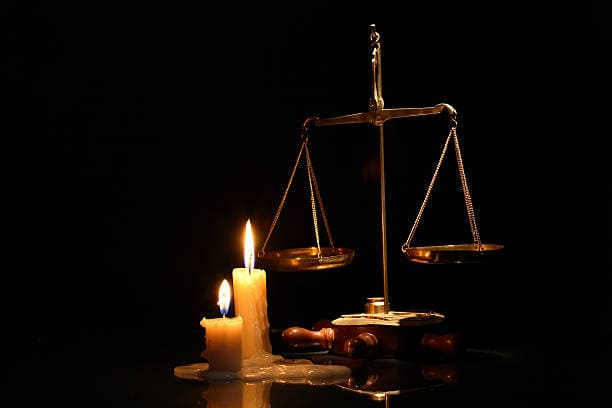 Rituel spirituel pour obtenir justice rapidement et harmoniser les énergies autour d’une situation difficile